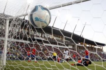 Nada pudo hace Johnny Herrera en el segundo gol de los visitantes.