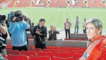 Torres ante más de cincuenta periodistas en su presentación.