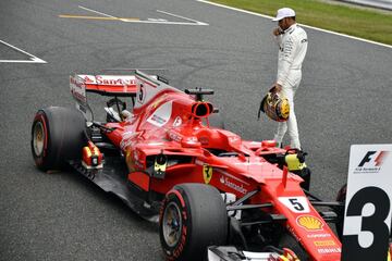 Lewis Hamilton pasa por delante del Ferrari de Sebastian Vettel.