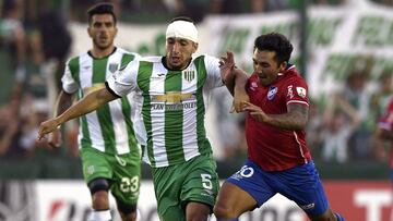 Uruguay's Nacional forward Tabare Viudez (R) vies for the ball with Argentina's Banfield midfielder Eric Remedi during their Copa Libertadores 2018 3rd stage first leg football match at Florencio Sola stadium in Banfield, Buenos Aires, Argentina, on February 14, 2018. / AFP PHOTO / Juan MABROMATA