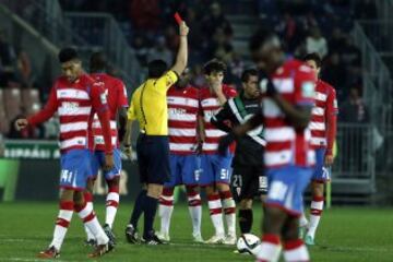 El árbitro Fernando Teixeira Vitienes le muestra la tarjeta roja a Ekeng.