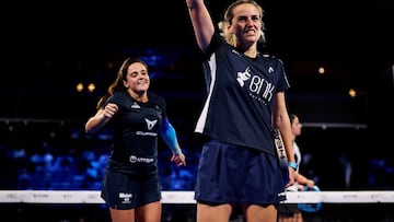 Ari Sánchez, delanfe, y Paula Josemaría celebran el ,título