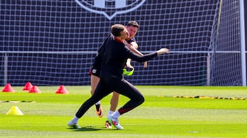 Wojciech Szczesny y Roberto Lewandowski se han tomado uno de los ltimos entrenamientos de la temporada con mucho humor. Los jugadores polacos protagonizaron una cmica accin durante el entreno, Szcz?sny propin un 'pu?etazo' a su compatriota, que cay derribado y el delantero se la 'devolvi' al instante. Todo en tono de buen ambiente entre ambos compa?eros.