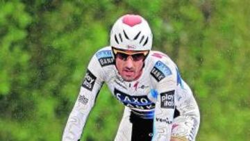 <b>C0MO UN AVIÓN. </b>Fabian Cancellara, en pleno esfuerzo, durante la contrarreloj de Valencia.