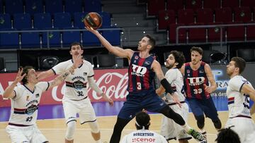 Luca Vildoza, base del TD Systems Baskonia, lanza ante el Monbus Obradoiro.