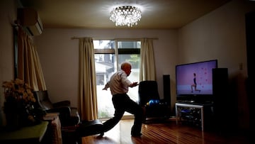 El Fuwaku Rugby Club de Tokio, fundado en 1948, es uno de los 150 clubes japoneses que organizan partidos competitivos y de contacto para jugadores mayores de 40 años. Según las Naciones Unidas, Japón es el país con la población con mayor envejecimiento del mundo. Las personas mayores son particularmente vulnerables a la soledad, ya que el 15% de los hombres mayores que viven solos tienen menos de una conversación en dos semanas, según un informe publicado en The Japan Times . El rugby no solo mantiene activos a los jugadores, sino que ofrece una vida social plena.