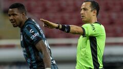 Señalan penalti polémico para Chivas con Santander en el VAR