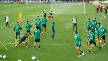 GRAFCAT2803 Caldas de Malavella (GIRONA) 3/11/2022.- La selección de fútbol de México, dirigida por el entrenador argentino Gerardo "Tata" Martino, durante el entrenamiento realizado esta tarde en las instalaciones del PGA Catalunya de Caldas de Malavella (Girona), en donde la selección mexicana se encuentra concentrada hasta el próximo día 17 de noviembre de cara a la preparación del Mundial de fútbol Qatar 2022. Durante su concentración el combinado mexicano jugará dos partidos amistosos ante Irak (9 de noviembre) y Suecia (16 de noviembre). EFE/David Borrat.
