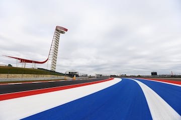 Tiene la torre más alta dentro de un circuito de velocidad, 25 plantas repartidos en 77 metros de altura.