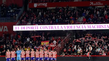 Once del Granada en el minuto de silencio.