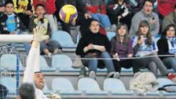 <b>VASELINA. </b>Mata abrió el marcador en el minuto 21 con un sensacional gol por encima de Rubio.