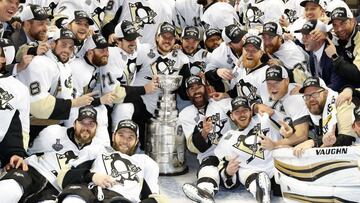 Los Pittsburgh Penguins festejan su título en la Stanley Cup.