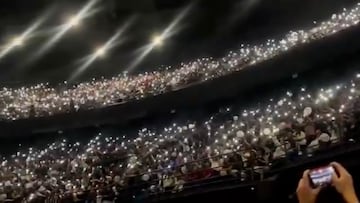 Cientos de personas acompañan a la familia y amigos del artista.