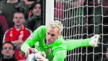 <b>EN GRAN FORMA. </b>Almunia hizo un brillante partido el pasado miércoles ante el Manchester.