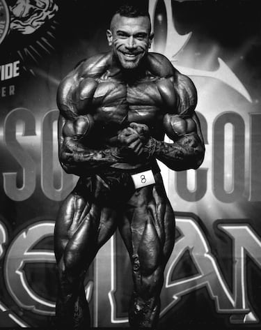 Es originario de Vélez. Consiguió su tarjeta de atleta profesional de la IFBB en la categoría Classic Bodybuilding en septiembre de 2017. Se ha proclamado Campeón del Mundo Profesional IFBB de Classic Physique (en la primera edición de esta categoría, celebrada en Roma en 2018). También fue Campeón Europeo en Élite Pro Nafplio en 2018.