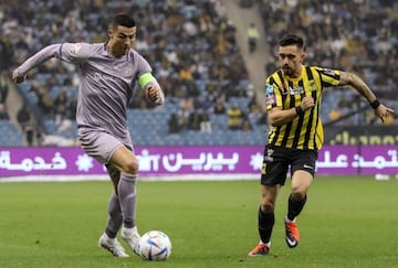 Cristiano Ronaldo (L) of Al Nassr