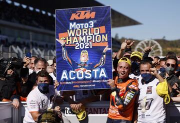 Pedro Acosta llegó al Mundial como un vendaval. La presencia del murciano en Moto3 no solo subió un escalón el nivel de exigencia de la categoría sino que además, también sirvió para descubrir a una nueva estrella que rompió récords y se convirtió en el segundo ‘novato’ de la historia que conquistó la clase peque?a en su a?o de debut. Hasta entonces solo había logrado este hito Loris Capirossi (en 1990 todavía cuando se denominaba la categoría 125cc) pero además, el de Mazarrón fue capaz de establecer nuevos récords al alcance de aquellos que marcan una época en el deporte. Si su primer podio en Qatar ya vislumbró lo que podía ser su a?o, el triplete de victorias que encadenó el de KTM en las tres pruebas siguientes, sirvió para instaurar su dominio en una cilindrada donde, nadie en toda la historia del motociclismo, había hecho podio en sus cuatro primeras carreras.
Pese a que se le escapó el récord de precocidad en la categoría ?por un día!, Acosta sí consiguió ser el más joven de todos los tiempos en ganar tres carreras seguidas y a las de Losail, Portimao (1) y Jerez, le siguieron posteriormente las cosechadas en Sachsenring, Spielberg y Portimao (2). Fueron en total seis primeras posiciones para el Tiburón de Mazarrón, que llegaron acompa?adas de memorables remontadas que se encargaron de definir su personalidad. Moto3 se encontró con un piloto que derrochó descaro, confianza y sobre todo, un extraordinario pilotaje impropio de un joven de 16 a?os que sorprendió a todos y supo gestionar la presión a la altura de los que llevan recorrido en el Mundial. Su talento le permitió superar en estadísticas a mitos como Marc Márquez o Valentino Rossi y también, le ha dado la oportunidad de seguir sorprendido al mundo en el siguiente nivel. La revelación de 2021 (que incluso recibió ofertas de escuderías de la categoría reina), afronta el reto de Moto2 la próxima temporada y solo le queda seguir trabajando un talento que, de momento, no ha encontrado el límite.