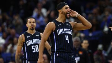 Jalen Suggs y Cole Anthony, bases de Orlando Magic, celebran una acción ante Washington Wizards.