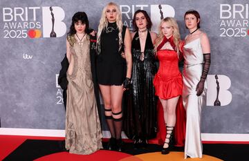 La banda britnica de indie rock, The Last Dinner Party, posa en la alfombra de los Brit Awards 2025.