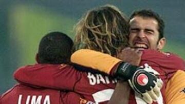 Los jugadores romanistas celebran el gol de la victoria.