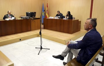 Juanele, pasó tres meses en prisión por una orden de quebrantamiento de alejamiento de su ex-pareja y de agresión. Jugó en el Sporting de Gijón, Tenerife, Zaragoza e internacional con España.