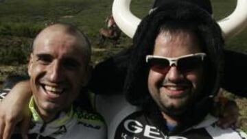 <b>ARROPADO. </b>Juanjo Cobo con un amigo de su Peña. El líder tendrá mucho apoyo en Cantabria.