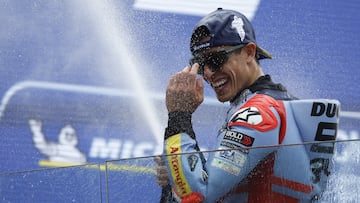 Marc Márquez en el podio de Le Mans.