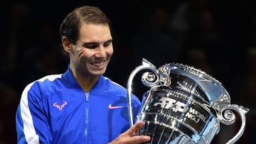 Nadal sonríe junto al trofeo del número 1 ATP.