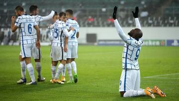 MOENCHENGLADBACH, GERMANY - DECEMBER 01: Romelu Lukaku of Inter Milan celebrates after scoring their team's third goal during the UEFA Champions League Group B stage match between Borussia Moenchengladbach and FC Internazionale at Borussia-Park on De