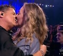 Carlos Vives bajó del escenario en Viña del Mar y besó a una mujer: la Quinta Vergara explotó