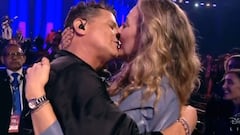 Carlos Vives bajó del escenario en Viña del Mar y besó a una mujer: la Quinta Vergara explotó