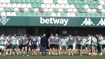 Pellegrini habla con su plantel.