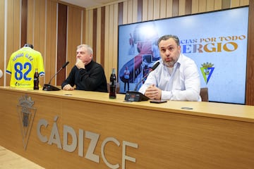 Sergio González, con Vizcaíno, el día de su despedida.