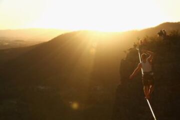El slackline es un deporte extremo de equilibrio en el que se usa una cinta (normalmente elástica) que se engancha entre dos puntos fijos y se tensa. No se usa ninguna herramienta para ayudar a mantener el equilibrio. Se pueden realizar saltos, movimientos dinámicos, posturas de yoga incluso acrobacias. 