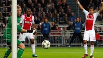 <b>EL EMPATE. </b>Van Rhijn celebra el primer gol ante la mirada de Hart.