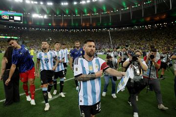 Sus compañeros le siguieron s y dejaron sola a Brasil en el césped del Maracaná.