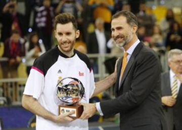 Rudy Fernñandez recibe el premio MVP de la final de la Copa del Rey 2015 de manos del rey Felipe IV.