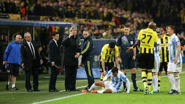 Los jugadores del M&aacute;laga desolados tras consumarte su eliminaci&oacute;n de la Champions el 9 de abril de 2013