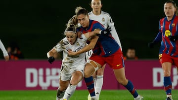 MADRID, 05/02/2026.- La delantera del Real Madrid Athenea del Castillo (i) pelea un balón ante la defensa del Barcelona Laia Aleixandri durante los cuartos de final de la Copa de la Reina que disputan el Real Madrid CF y el Barcelona FC este jueves en el Estadio Alfredo di Stéfano de Madrid. EFE/ Juanjo Martín