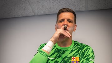 Szczesny celebra con un puro el título de Liga.
