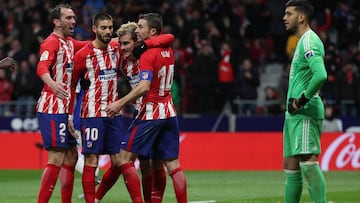 El equipo abraza a Griezmann, tras el segundo gol del Atleti a la Real. 