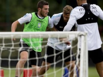 Carlos Sánchez entrena de cara al inicio de la Premier