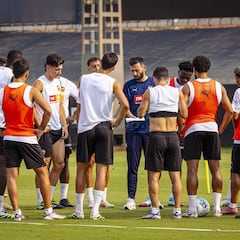 El Valencia tiene seis días para pulir la plantilla de Corberán