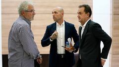 José María Muñoz, Manolo Gaspar y José Antonio Ruiz Guerra, en la sala de prensa de La Rosaleda.