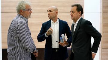 José María Muñoz, Manolo Gaspar y José Antonio Ruiz Guerra, en la sala de prensa de La Rosaleda.