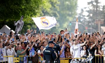 Cientos de seguidores se concentraron para recibir el autobús del Real Madrid antes del partido contra el Manchester City.