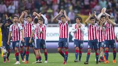 Jugadores de las Chivas tras un partido de la Liga MX.