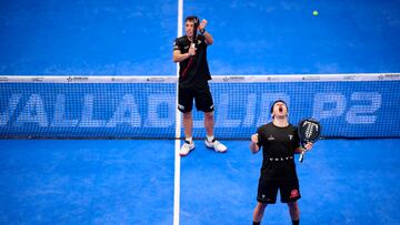 Esbrí, detrás, y Bergamini, celebran la victoria.