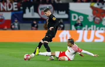 Simons challenges Fede Valverde in the 1-0 defeat to Real Madrid in Germany. 