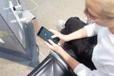 Por qué es peligroso cargar el móvil en el aeropuerto